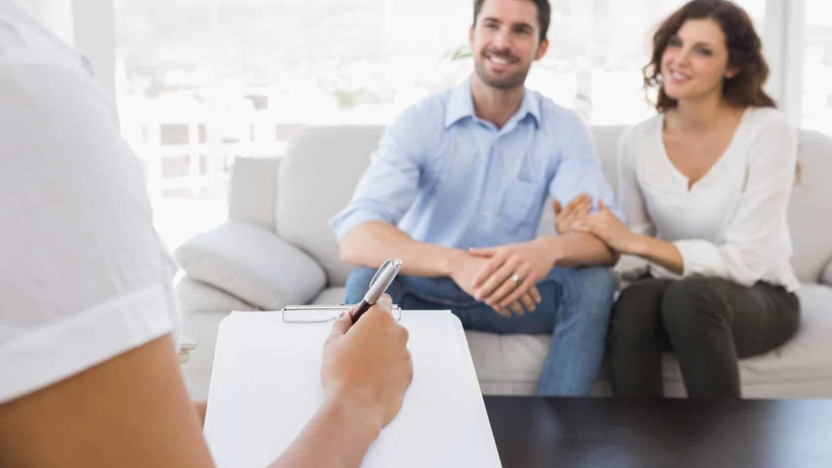 individual counseling vs group counseling